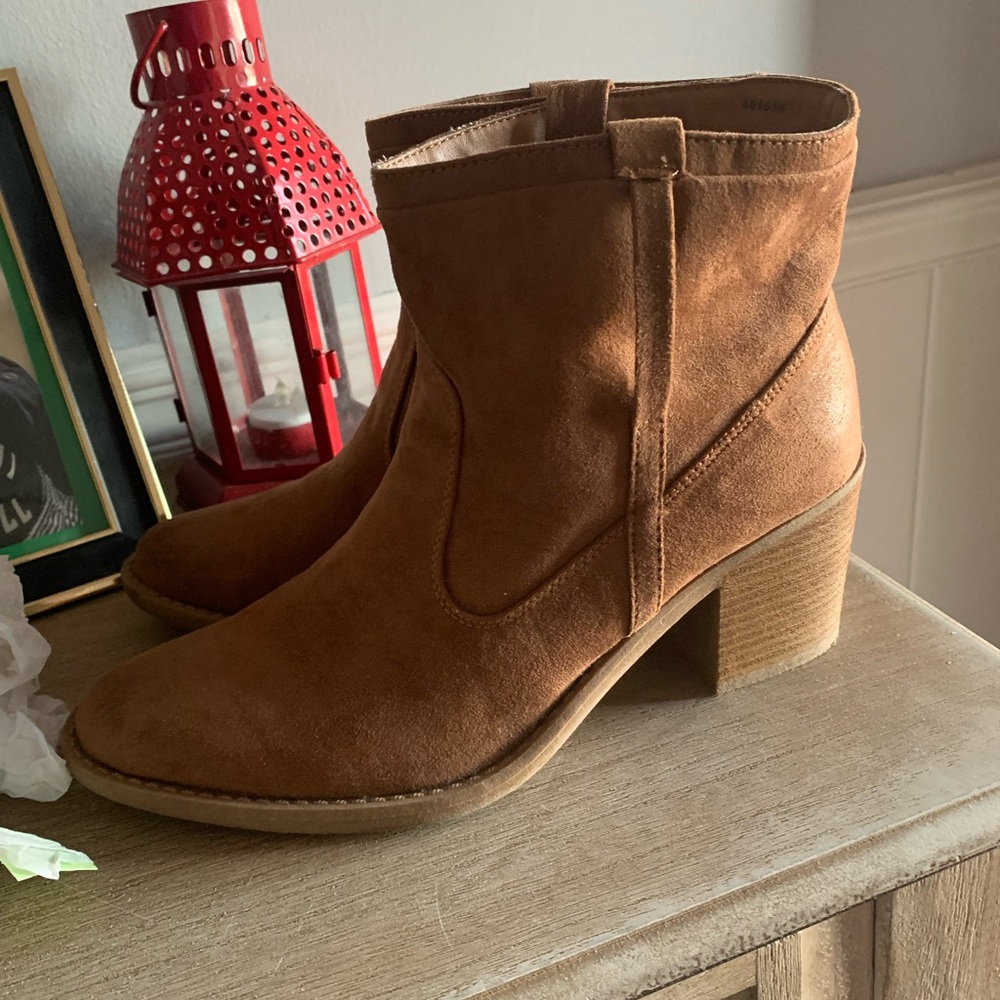 Suede cowgirl boots size 8